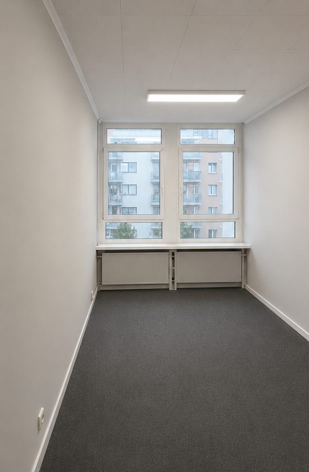 Odświeżone jasne pomieszczenie biurowe w Krakowie po malowaniu — realizacja KM Studio